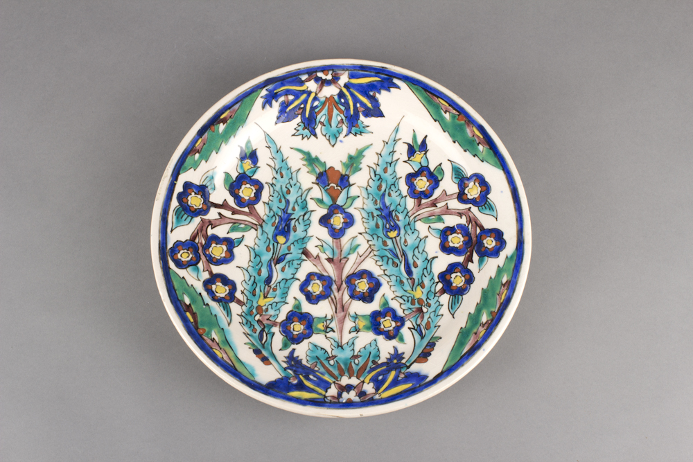 Turkey, Kütahya province, Kütahya kilns (Turkish), Plate decorated in Iznik style with stylized